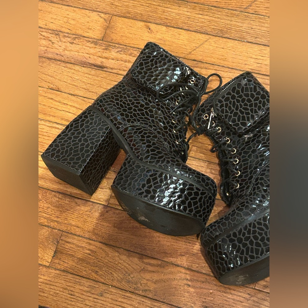 Ocho TorosBlack embossed Platform Lace-Up Boots 8.5
